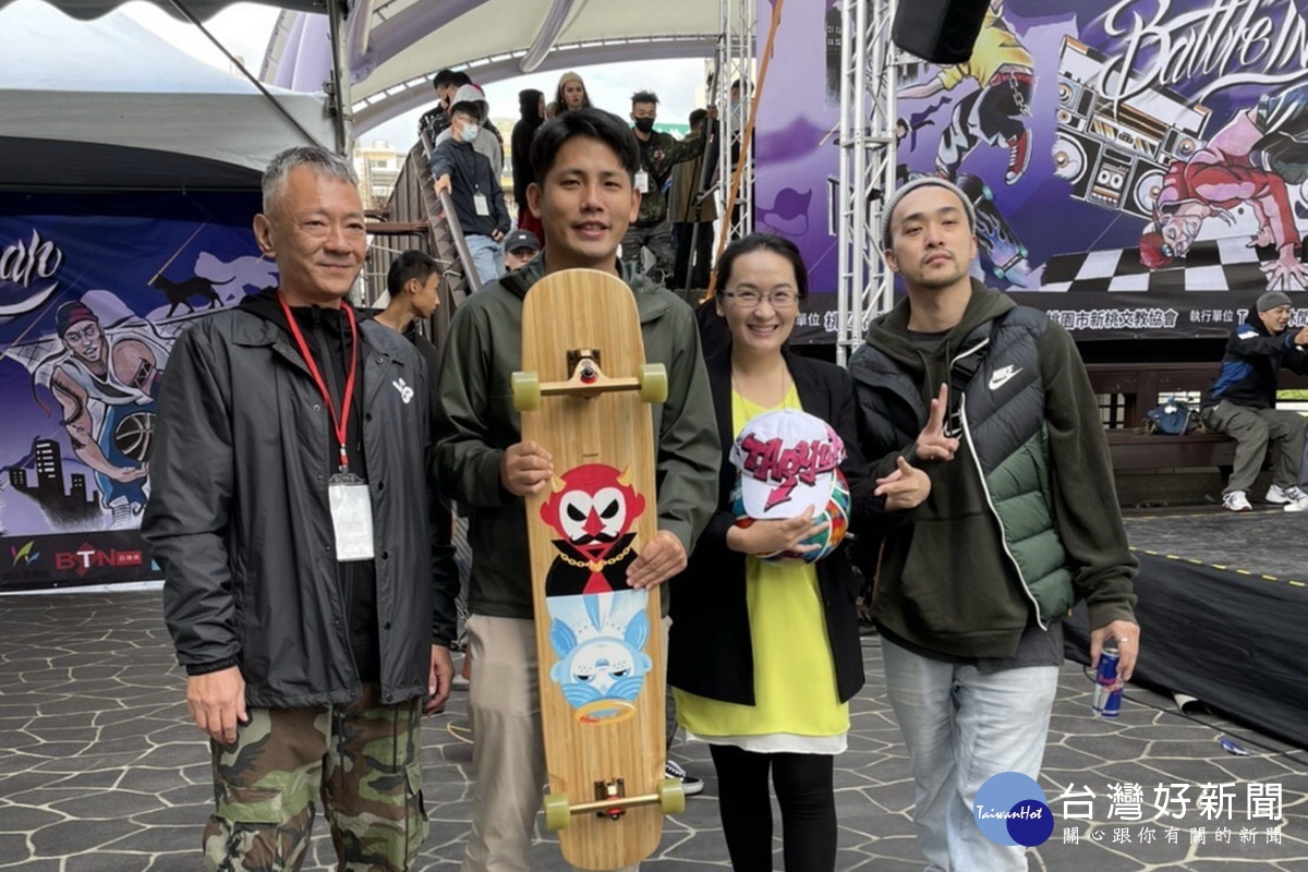 桃園市議員彭俊豪也拿著滑板加入青年文化季Battle In Taoyuan活動，與青年局長顏蔚慈合影。