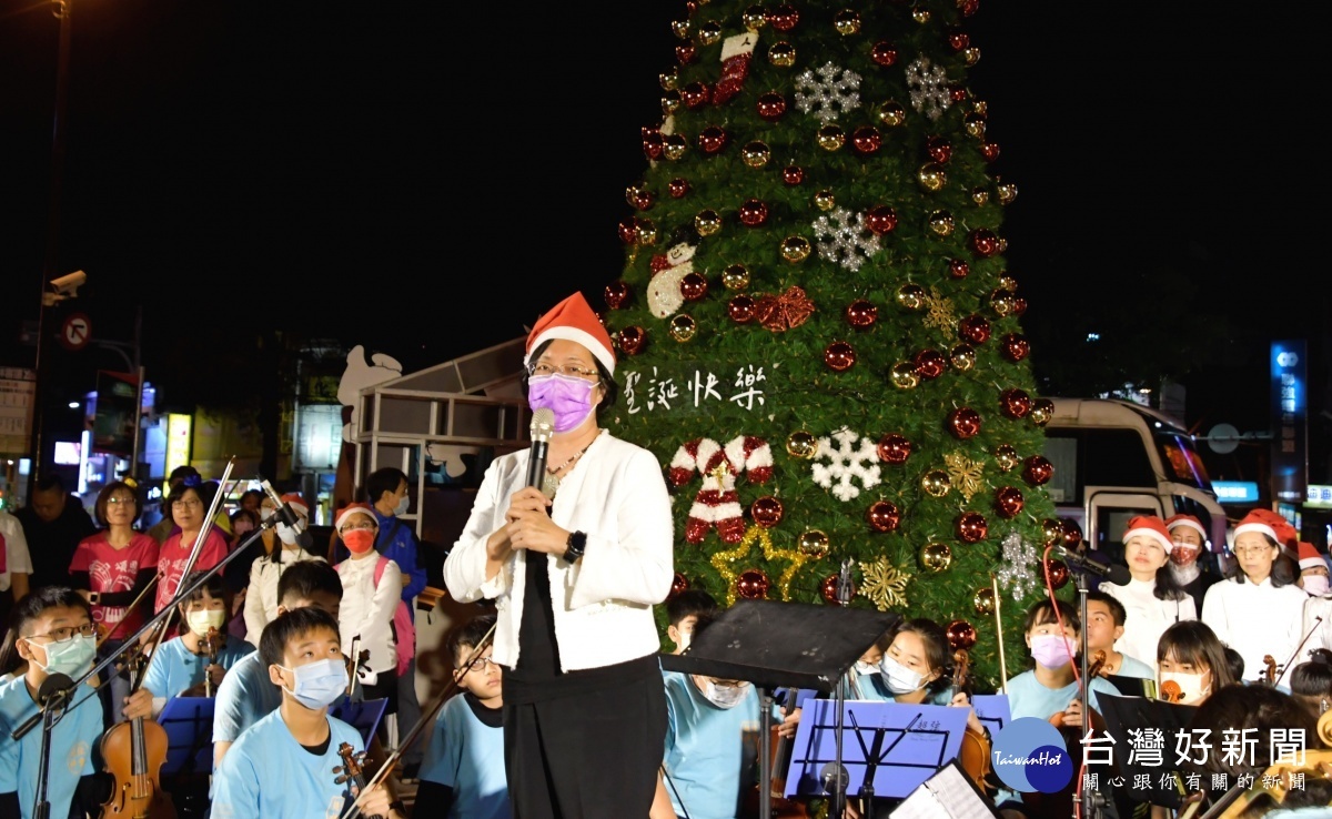 彰化火車站前廣場，進行聖誕節點燈儀式，縣長王惠美致詞祝福，大家平安喜樂。