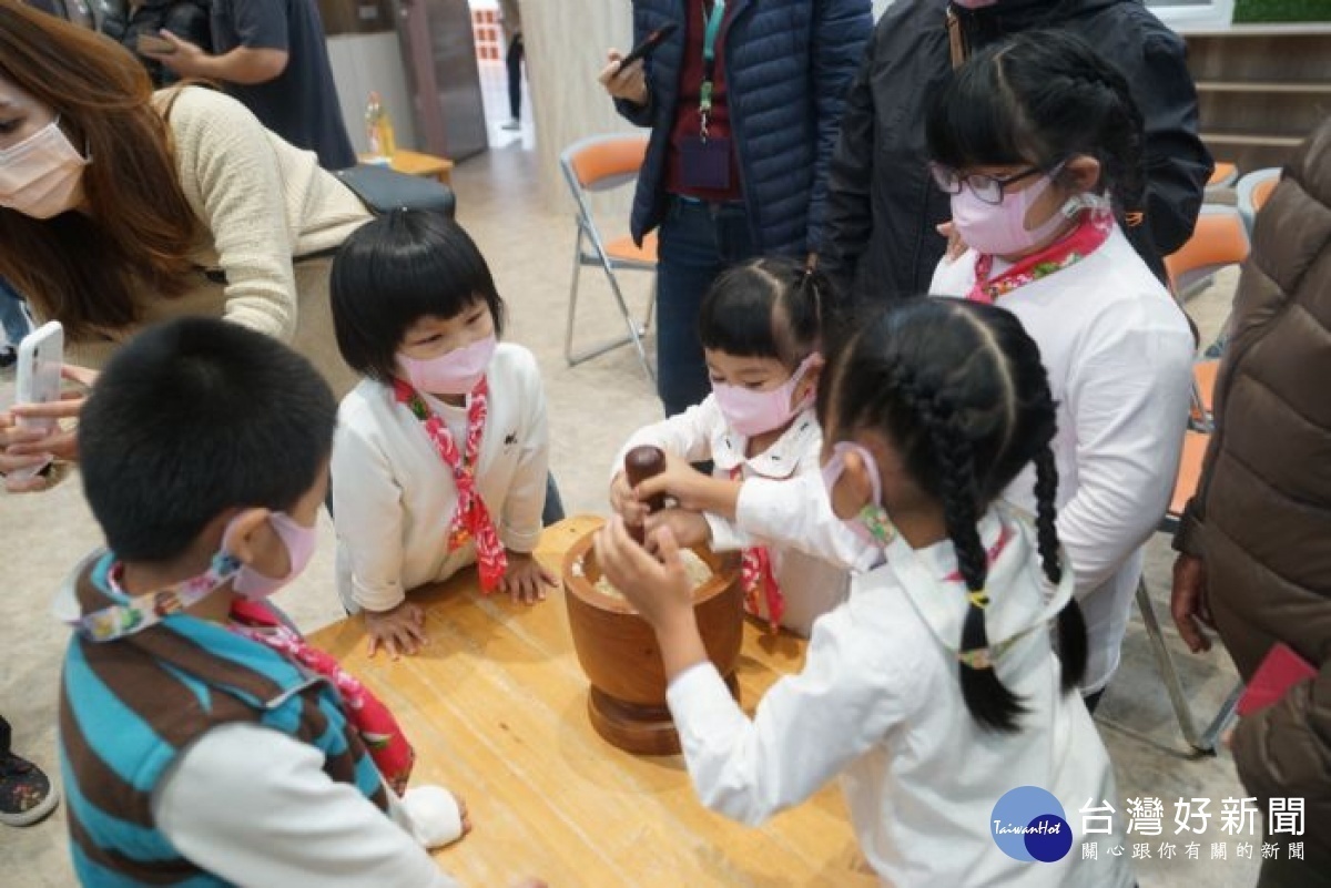 幼兒園小朋友體驗用蒸熟的糯米打成粢粑