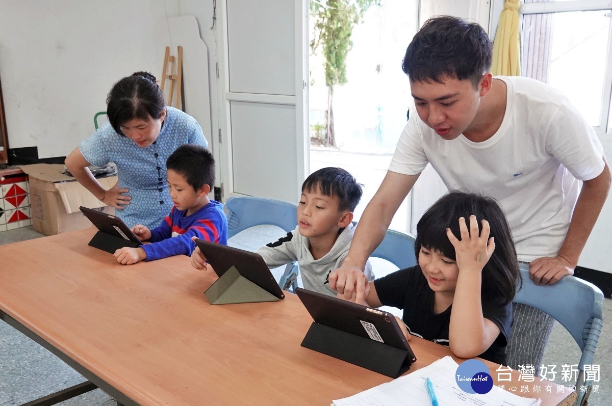 中央大學學生與長興國小教師共同陪伴孩童學習。