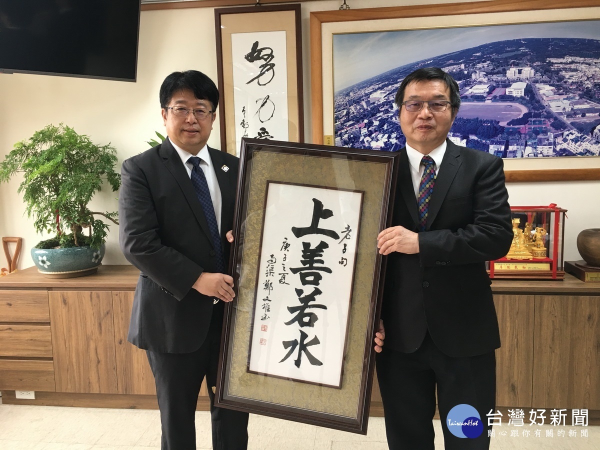 傅校長贈上善若水墨寶感謝。(記者扶小萍攝)
