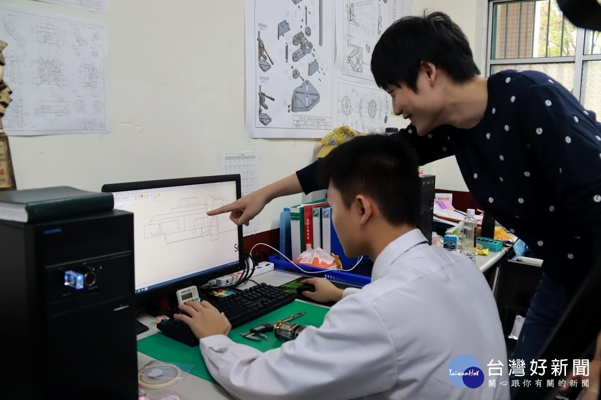 陳偉民老師指導廖佑軒電腦輔助機械製圖。(記者扶小萍攝)