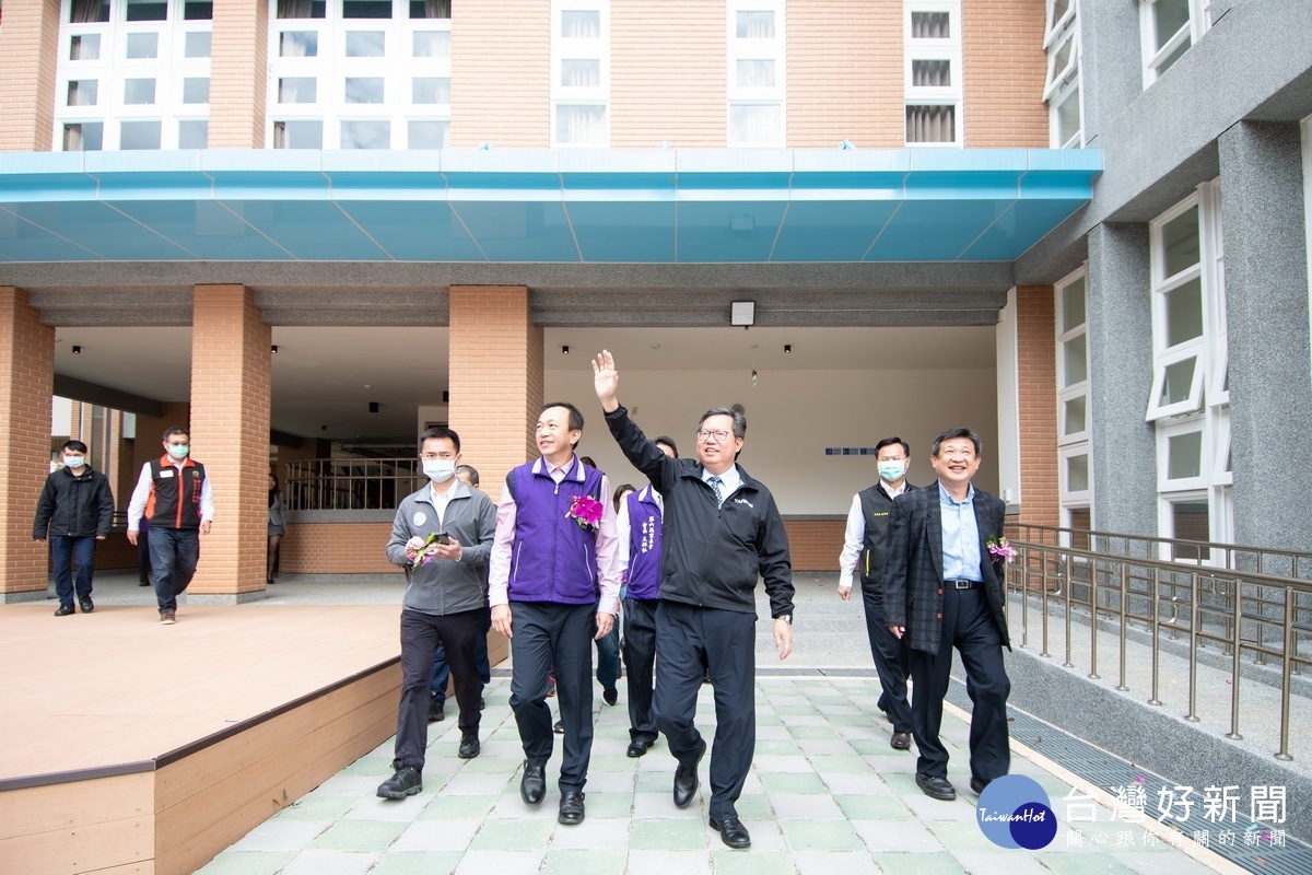 桃園市長鄭文燦巡視青埔國中活動中心增建工程。