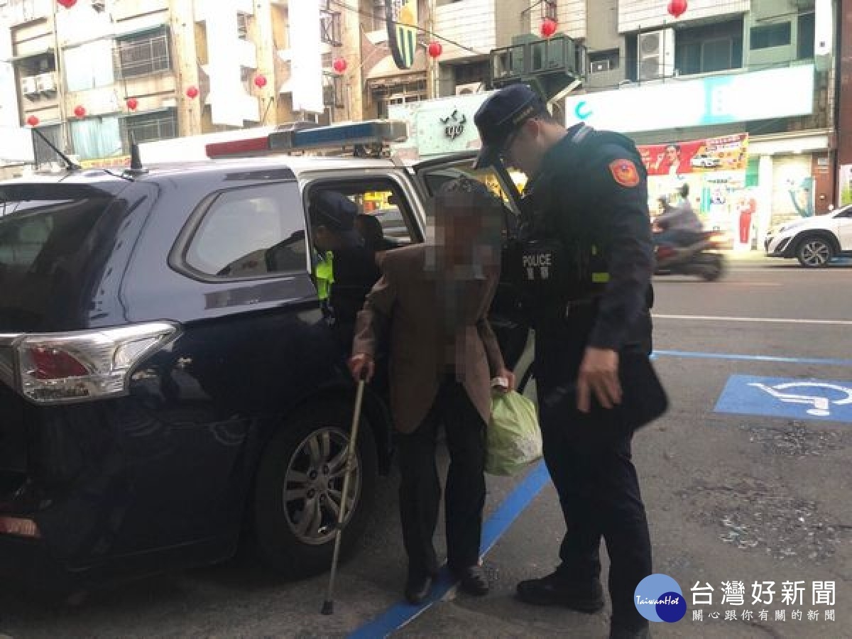 近百歲的老翁獨自搭車外出,卻失去連繫,北港警方獲報予以妥善照料,並協助尋得家人,為民服務的熱忱深獲肯定。