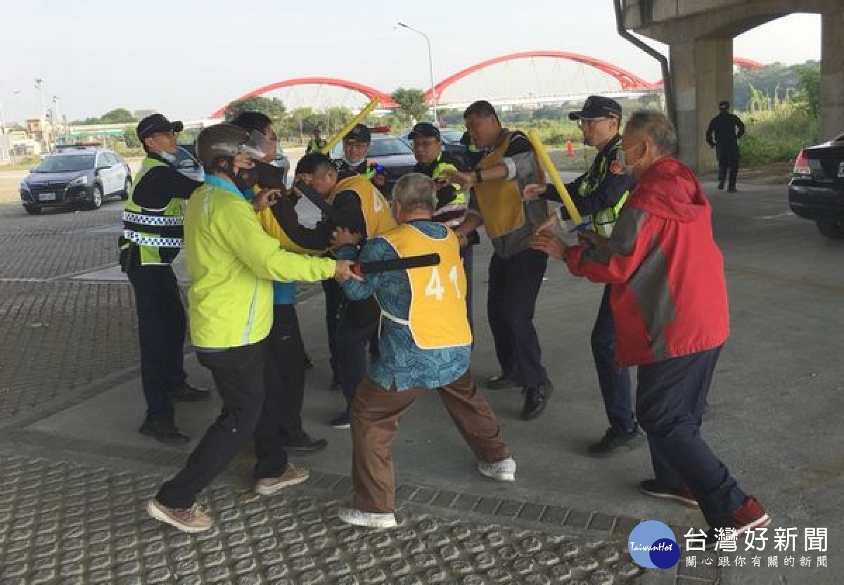 為預防發生聚眾鬥毆情事，北港警分局於牛墟實施快速反應打擊部隊狀況演練，有效掌握控制時機，過程逼真。