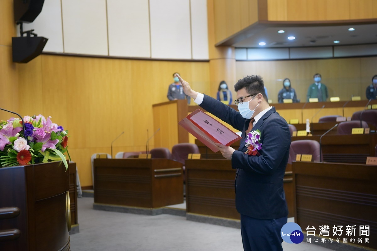 桃園市新屋區民進黨籍議員陳睿生在桃園市議會議事堂宣誓就職。
