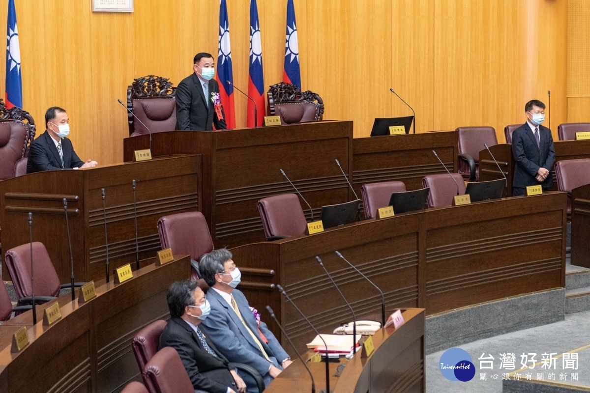 桃園市新屋選區市議員陳睿生宣誓就職，桃園市長鄭文燦到場觀禮。