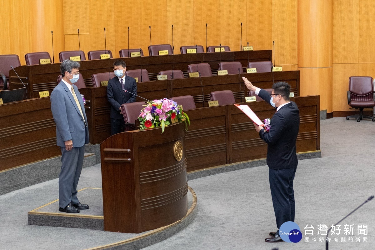 桃園市新屋選區市議員陳睿生於議事堂上宣誓就職。