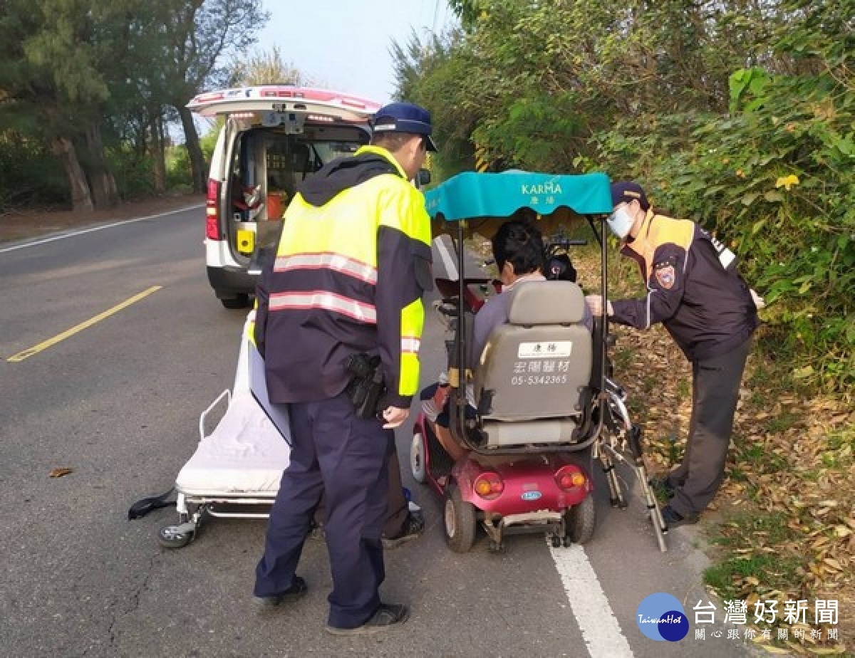 崙豐派出所警員獲報民眾路倒，馳赴現場做出妥善處置，獲得家屬萬分感謝，亦對警方積極為民服務精神與態度，深表肯定讚許。