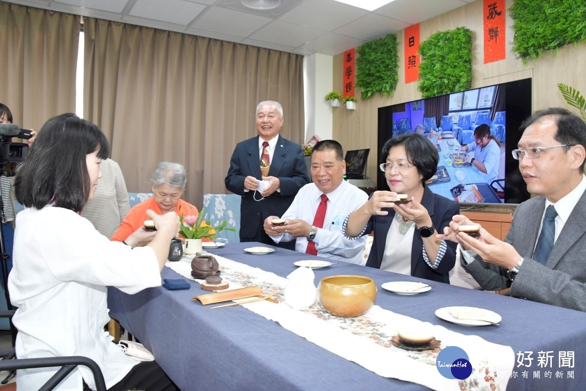 社頭日照中心揭牌，縣長王惠美與參與貴賓品茗茶藝體驗。
