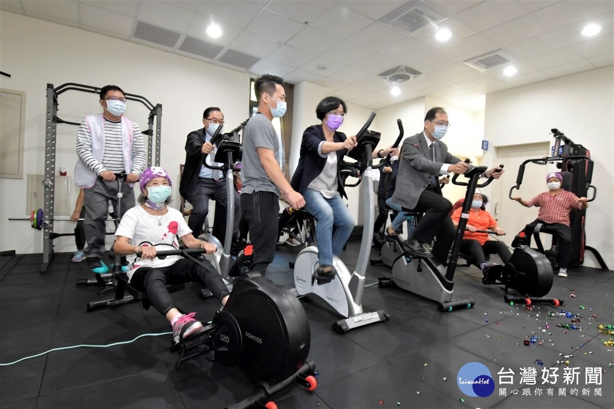 社頭日照中心揭牌，縣長王惠美在健康教練的指導下在健身房體驗健身儀器。