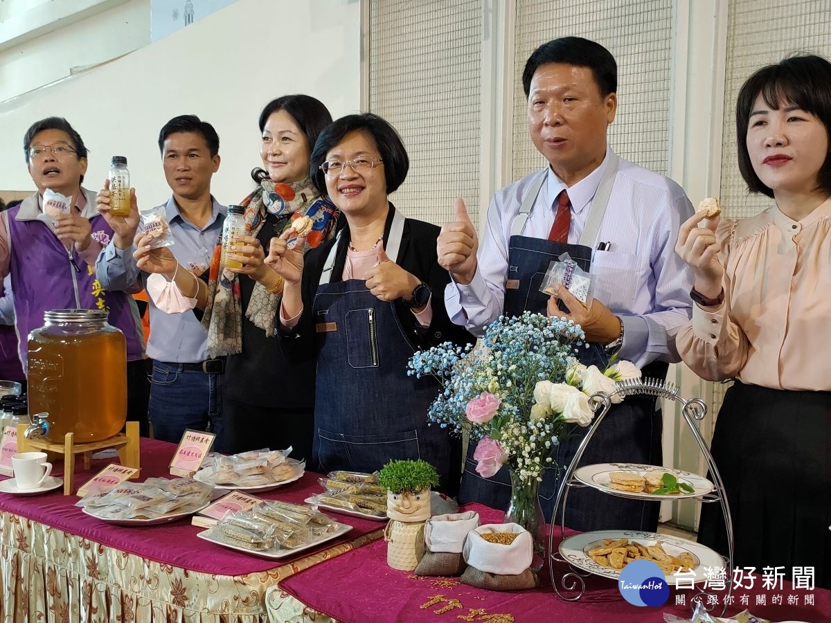 竹塘農會米食系列產品「義士比斯考堤」「達克瓦茲」含竹塘米96％。圖／記者鄧富珍攝