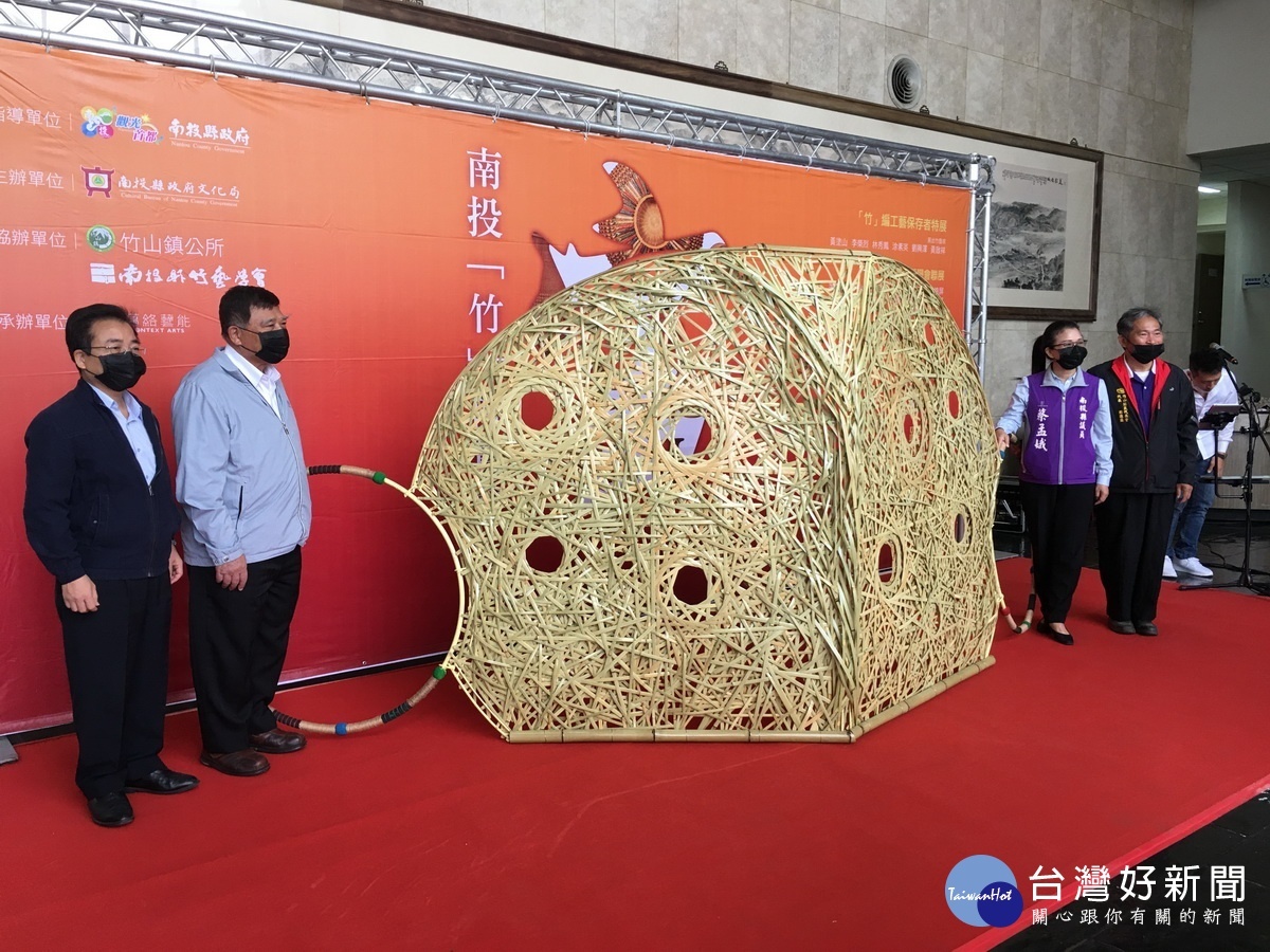 賴老師特為活動創製竹編口罩。(記者扶小萍攝)