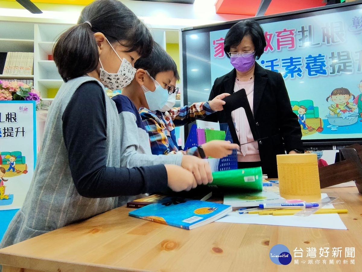 王惠美縣長與學童共同體驗家務分工與合作的技巧,呼應學校的生活教育課程。圖/記者鄧富珍攝