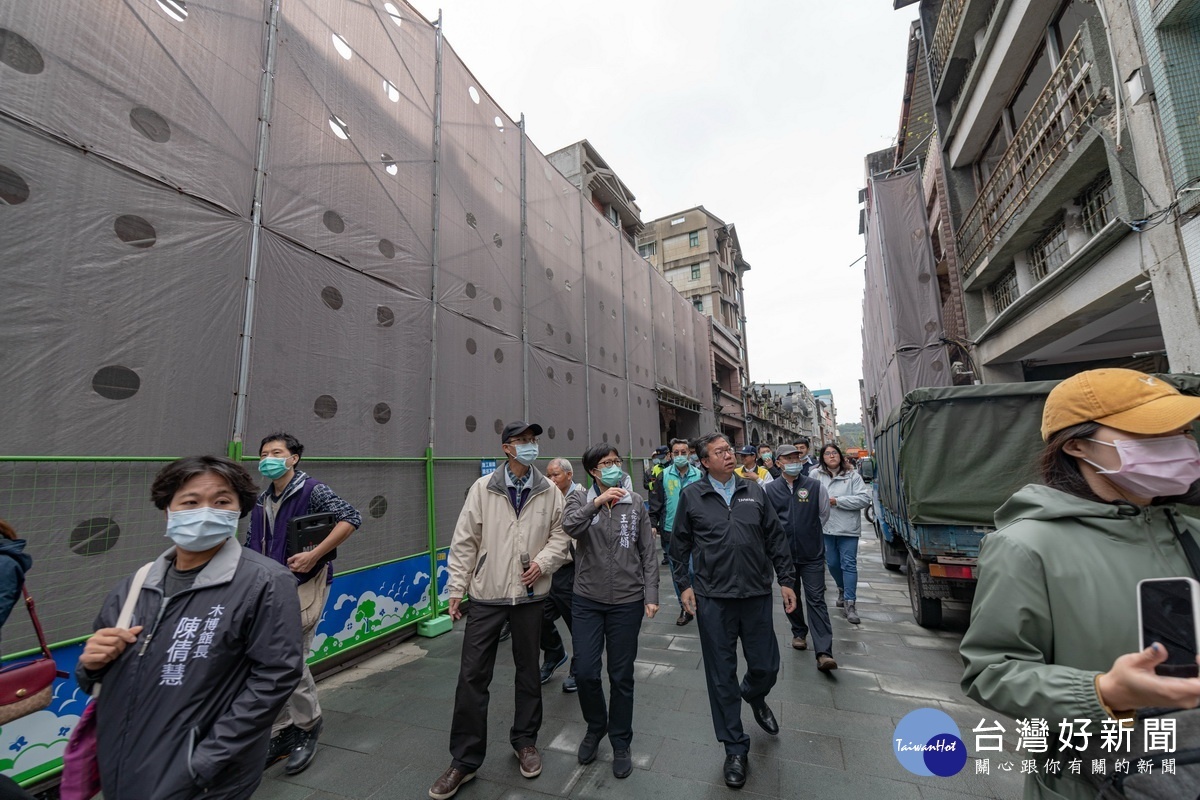 斥資600萬元進行修復工程的大溪歷史建築「建成商行」竣工，桃園市長鄭文燦前往視察。