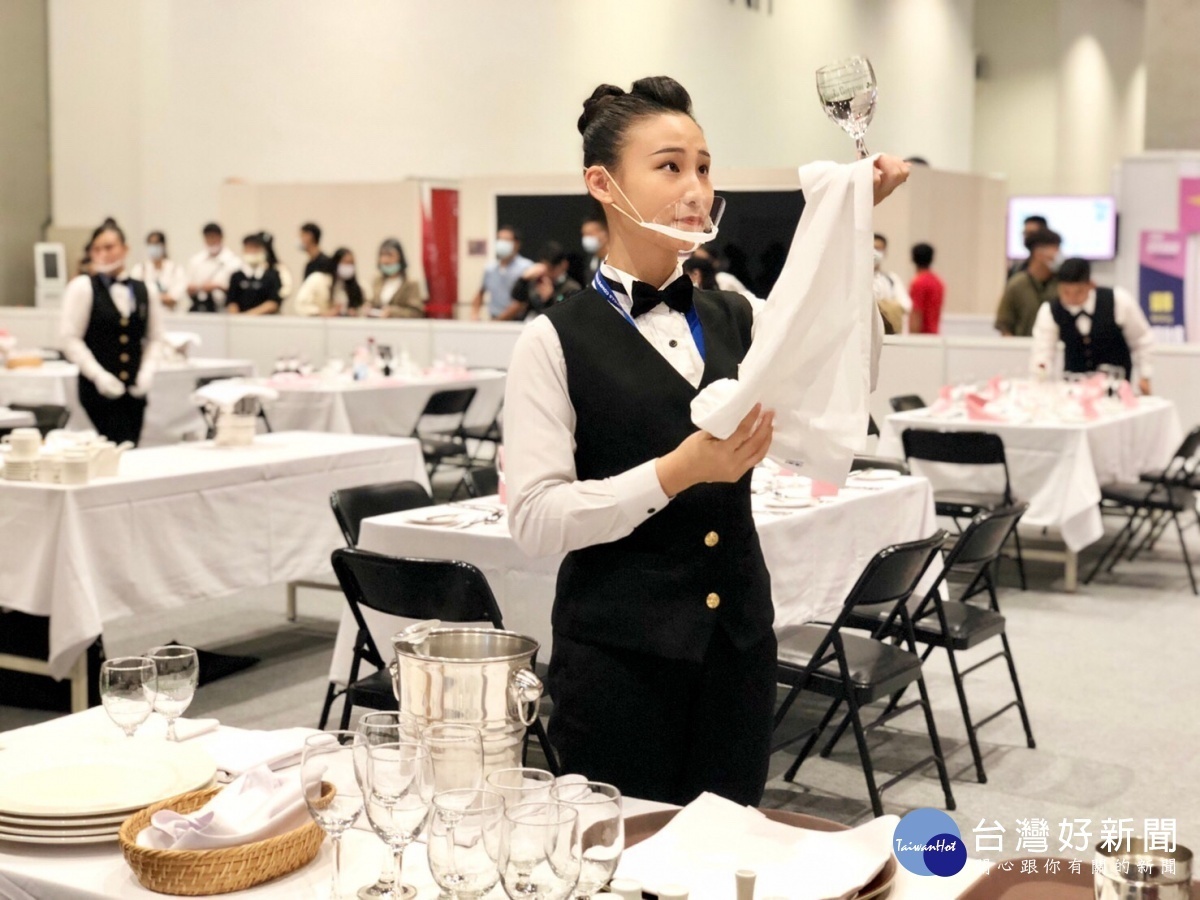 永平工商餐飲管理科參加餐飲服務職種，榮獲全國第一名、金手獎的好成績。