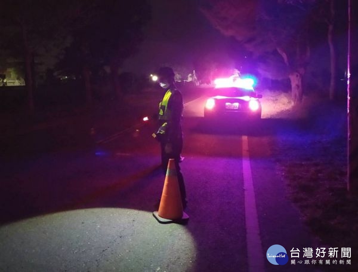 崙豐所警員獲報158甲公路疑有電線掉落,火速趕往現場警戒及通報台電派員維修,防止民眾路過時發生危害。