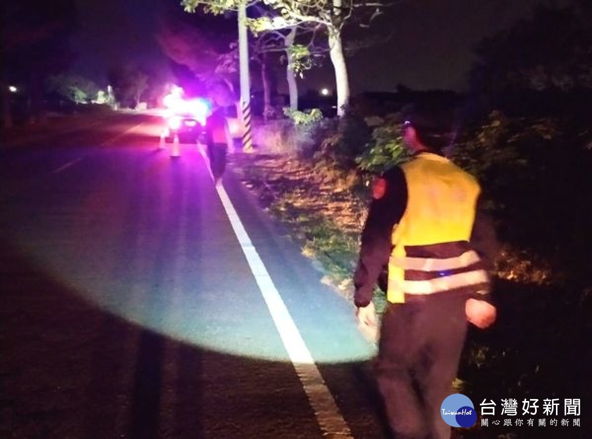 崙豐所警員獲報158甲公路疑有電線掉落，火速趕往現場警戒及通報台電派員維修，防止民眾路過時發生危害。