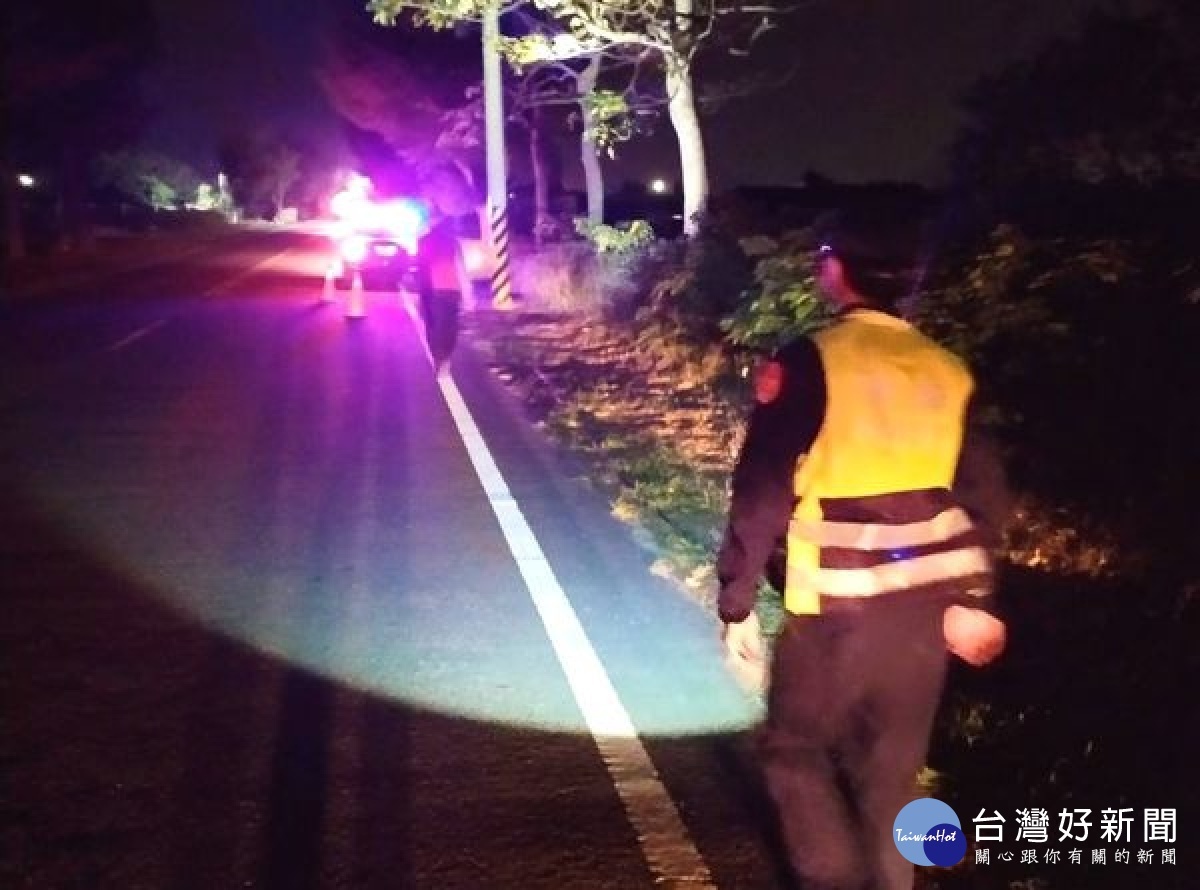 崙豐所警員獲報158甲公路疑有電線掉落,火速趕往現場警戒及通報台電派員維修,防止民眾路過時發生危害。