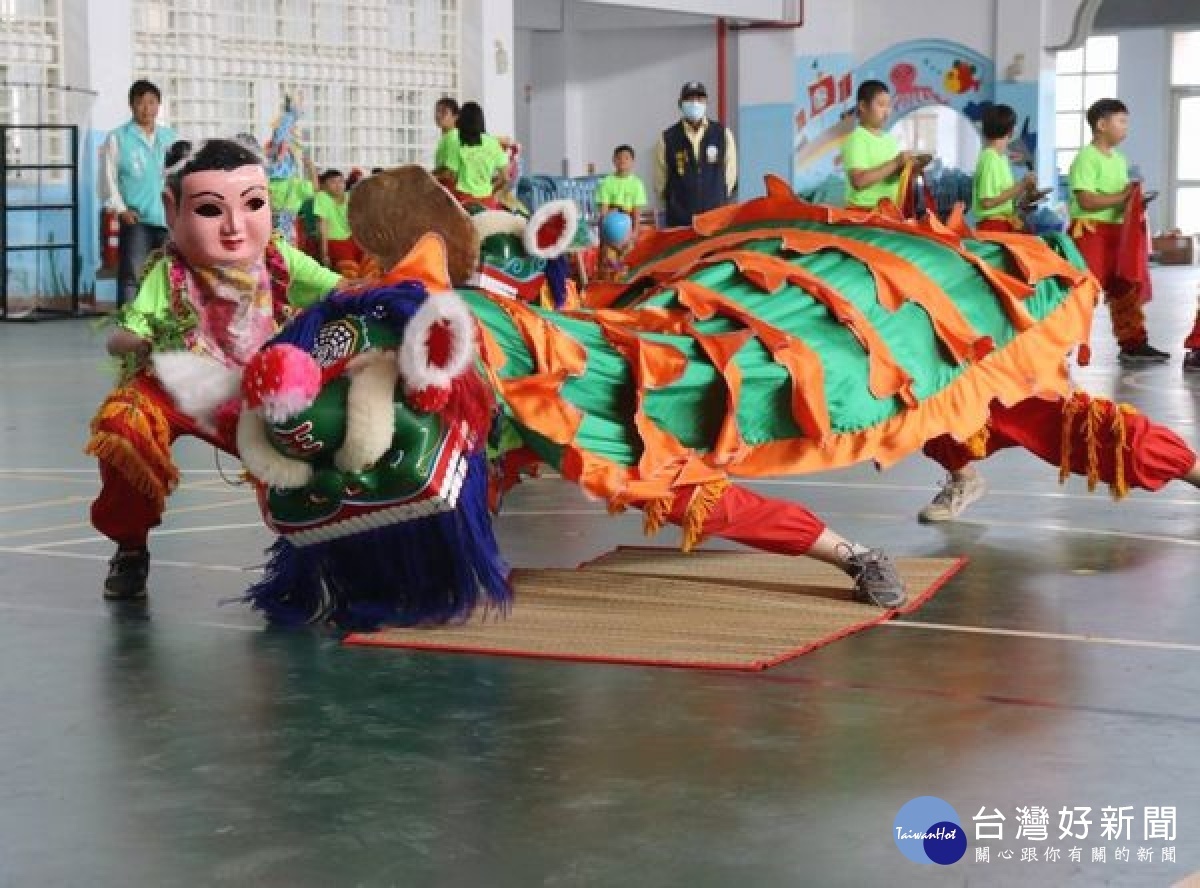 下崙國小龍鳳獅隊參加教育部全國賽拿下四冠王佳績，家長會長林耿玄、福安宮總幹事謝清聖及蔡岳儒議員志工組長黃萬得等人到校恭賀，期勉小選手再接再厲。