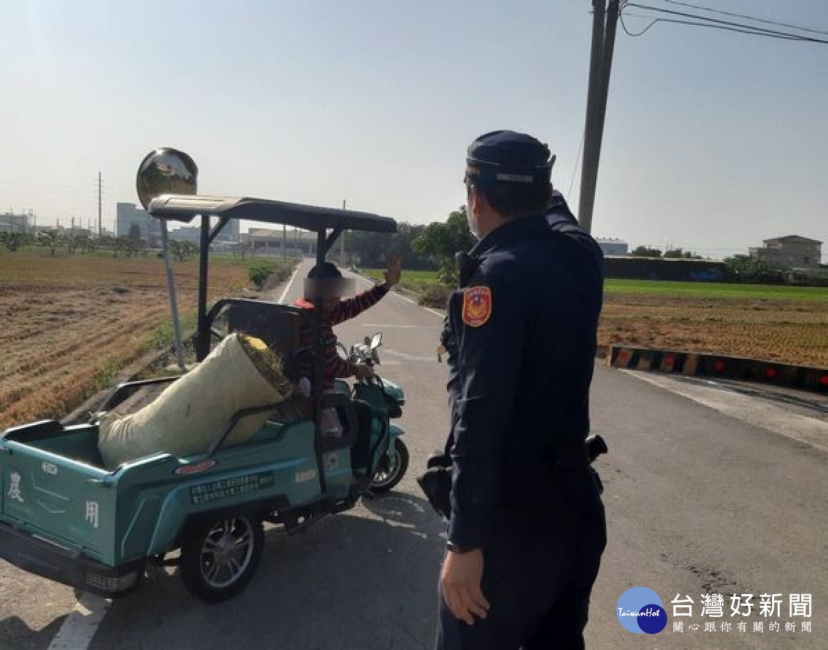 雲林縣警局保安隊小隊長黃文南及警員賴森洲執行勤務時，巧遇農民駕駛農用搬運車不慎受困溝渠旁，立即伸援協助脫困，深獲老農感激與肯定。