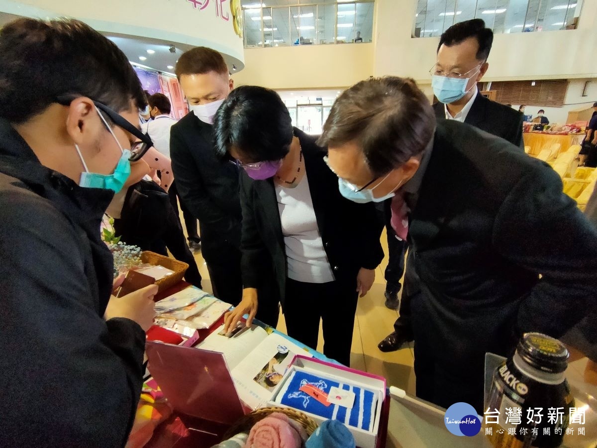 新成立的「彰化好物購」專區,蒐羅了彰化數百種商品,彰化縣長王惠美特別關心在地優質產品特色。圖/記者鄧富珍攝