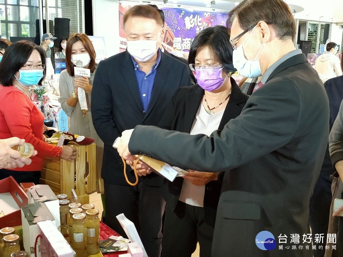 新成立的「彰化好物購」專區,蒐羅了彰化數百種商品,彰化縣長王惠美特別關心在地優質產品特色。圖/記者鄧富珍攝