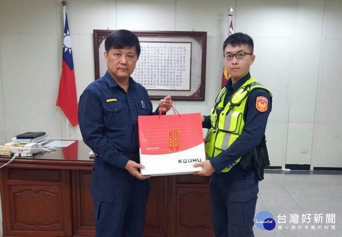 麥寮所警員劉冠杰獲報有婦人疑似被詐騙,立即趕赴協處,耐心勸阻成功讓婦人打消匯款的念頭,保住血汗錢。