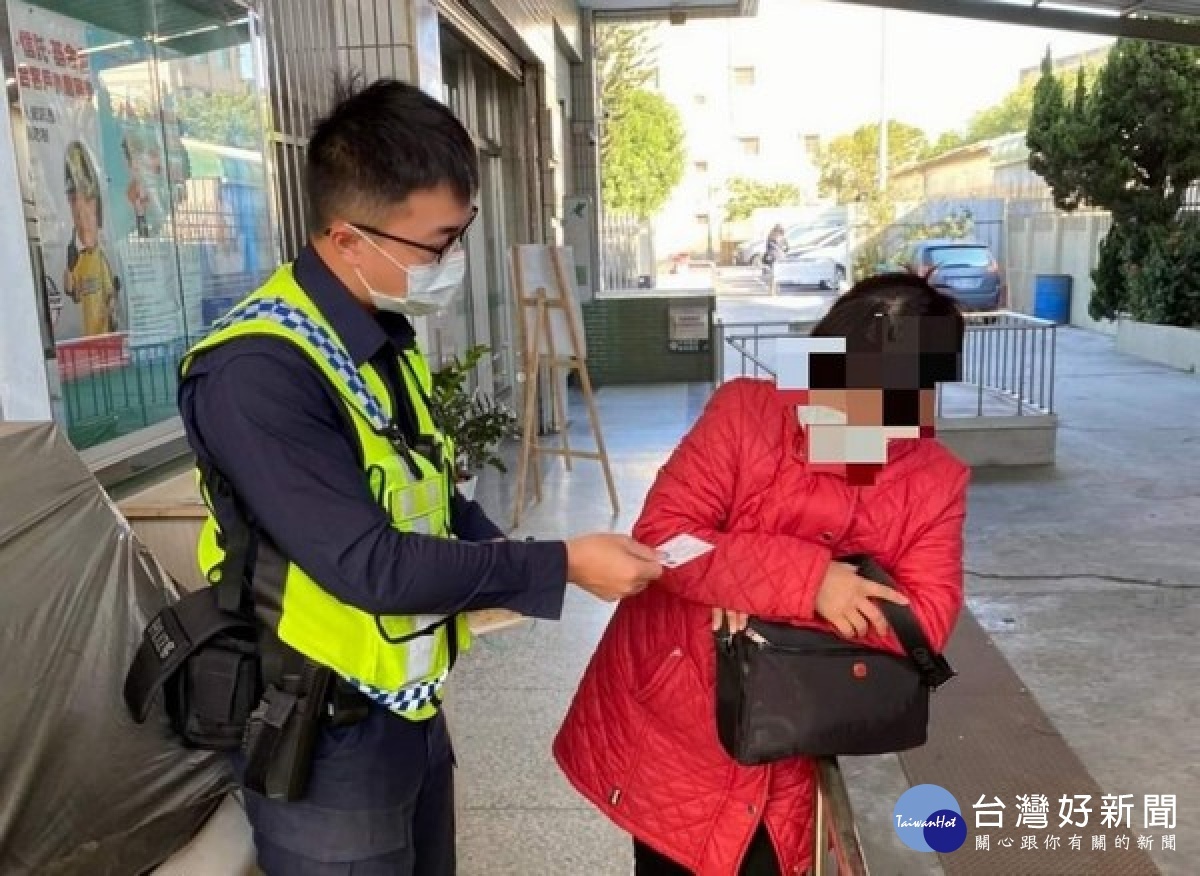 麥寮所警員劉冠杰獲報有婦人疑似被詐騙,立即趕赴協處,耐心勸阻成功讓婦人打消匯款的念頭,保住血汗錢。