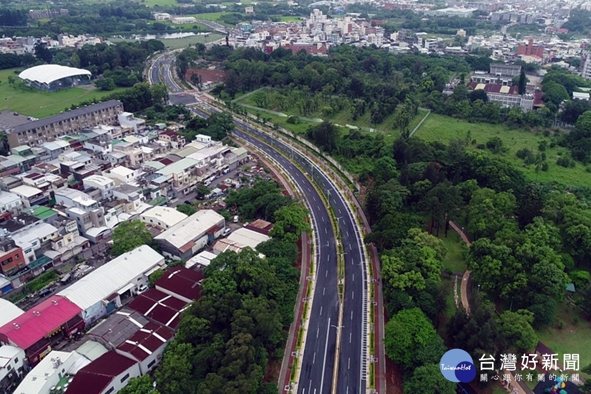 桃園市政府新建工程處辦理「龍慈路延伸至台66線道路新闢工程(都內段)」，榮獲國家建築金獎首獎榮耀。