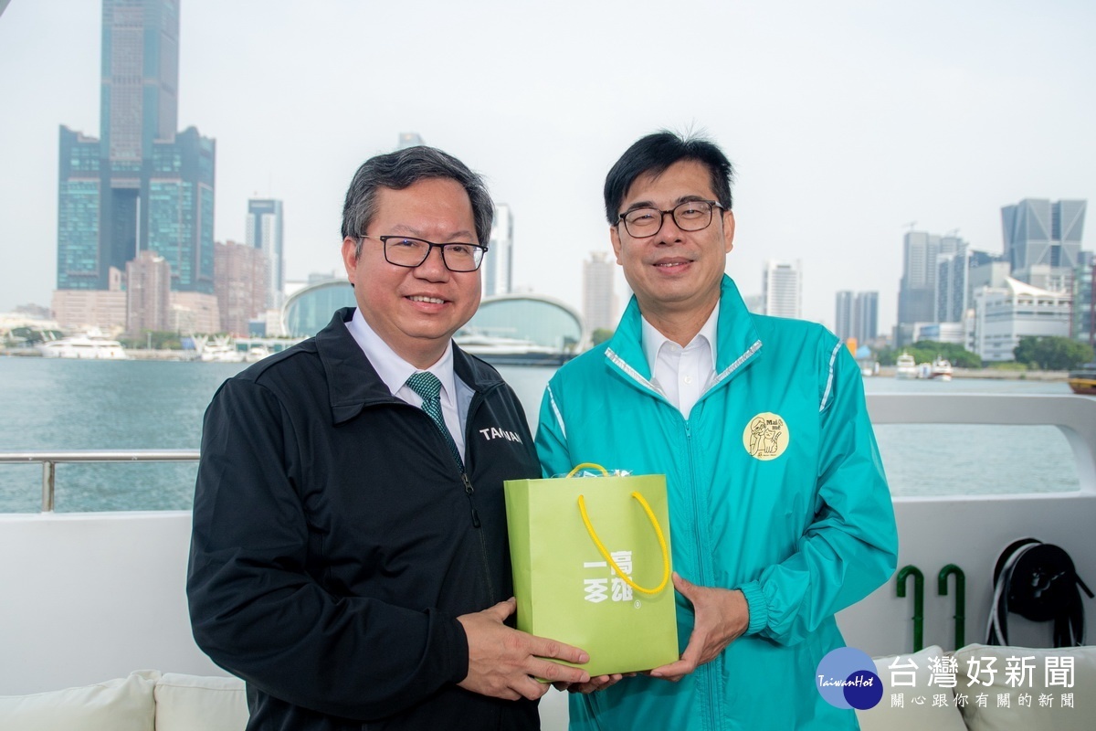 桃園、高雄城市交流中,高雄市長陳其邁贈送桃園市長鄭文燦紀念品。