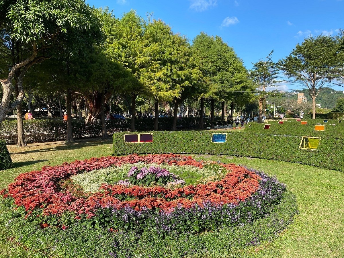 運用花卉演繹充滿瑰麗色彩的月球表面（圖／台北市公園處提供)