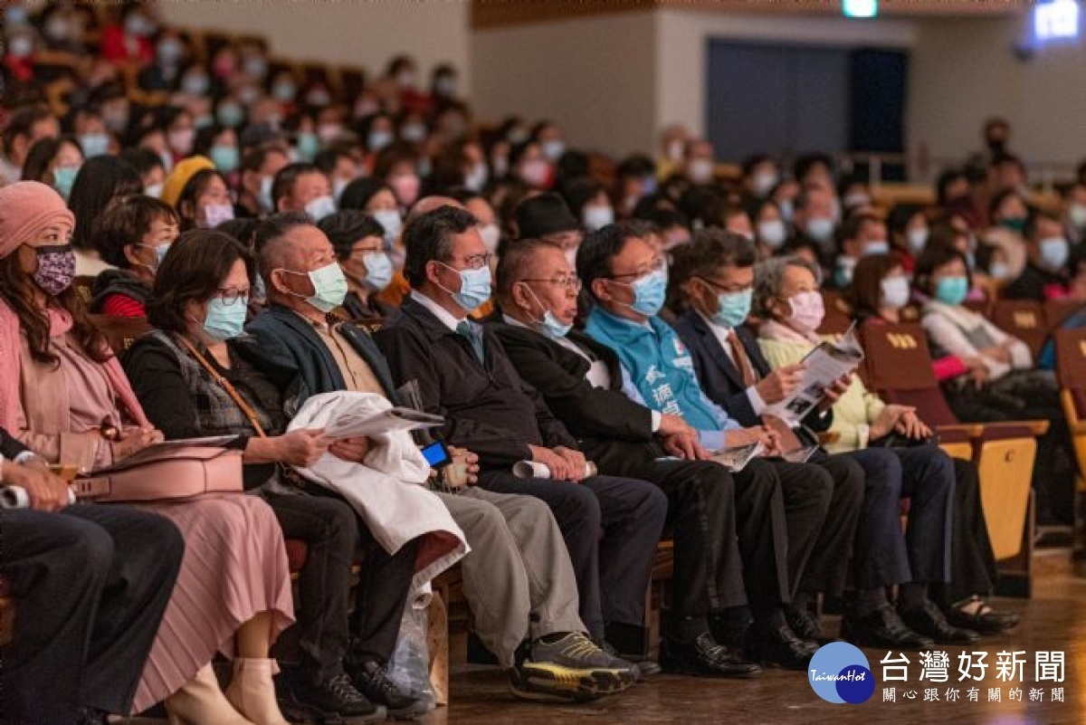 鄭市長和與會貴賓聆聽音樂會，沉浸在鄧雨賢的音樂世界