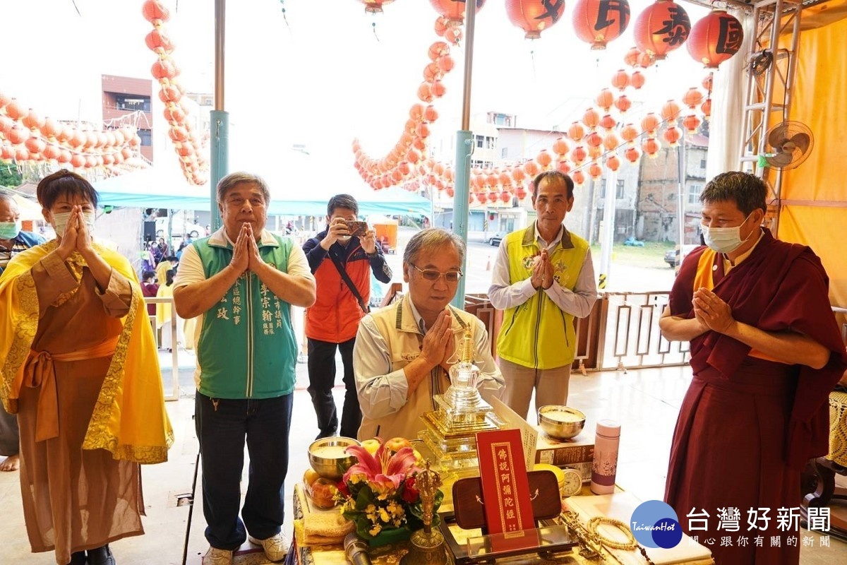 市府民政局長顏振標(中)虔誠合掌瞻仰佛舍利。