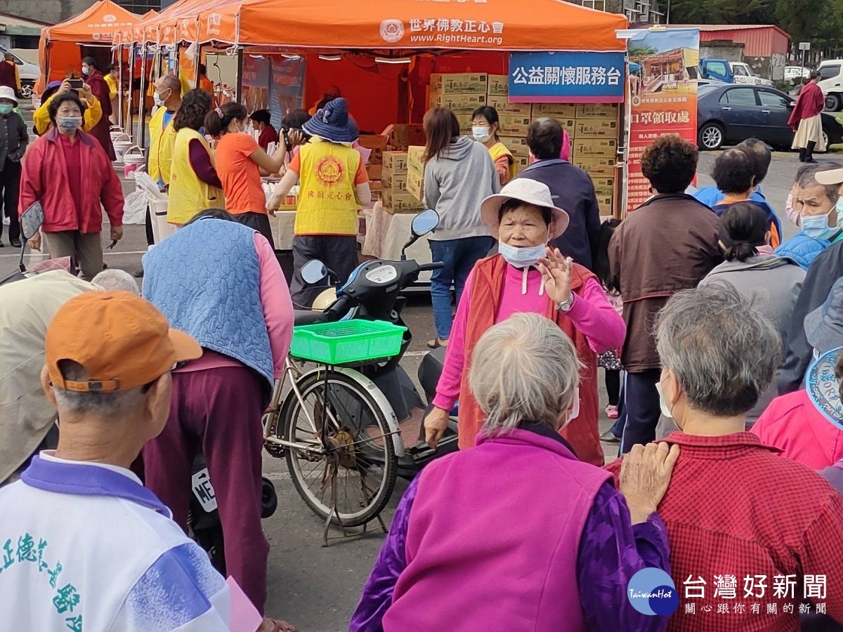 世界佛教正心會與鹽水區公所募集十方愛心，將平安麵、口罩、酒精等民生物資免費提供給長者、孕婦及需要的人使用。