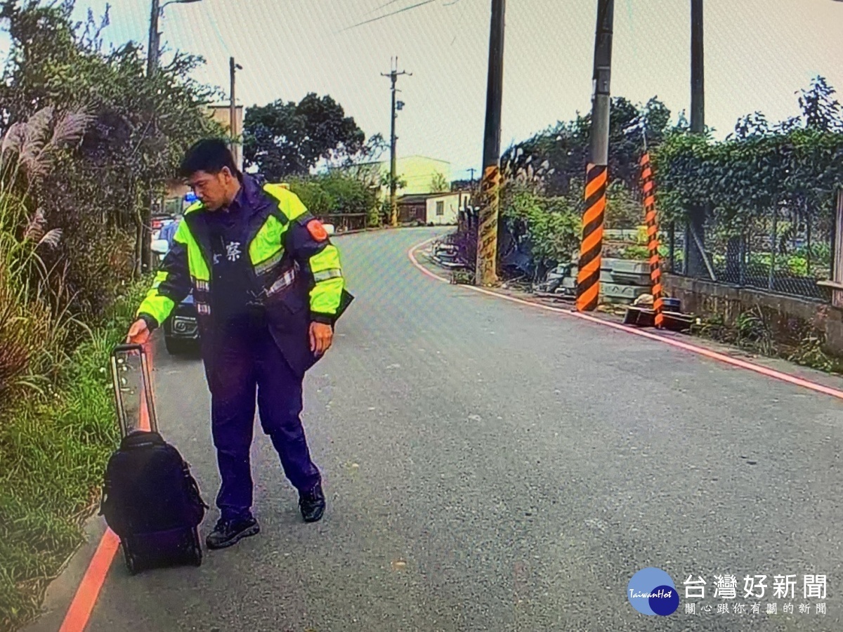 廣興派出所員警協助，女遊客們順利尋回失物