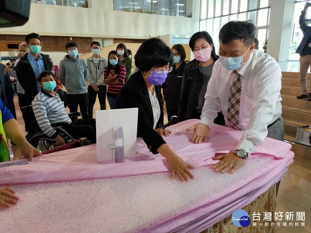 在地企業伸仁紡織捐贈居家智能電動床輔具嘉惠身心障礙朋友。圖／記者鄧富珍攝
