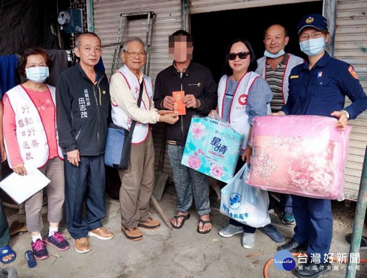 北港警分局結合善願愛心協會舉辦寒冬送暖關懷活動,發放救濟物資給轄區89戶弱勢邊緣戶,分局長顏偉丞到場關心弱勢朋友及感謝志工與員警協助。