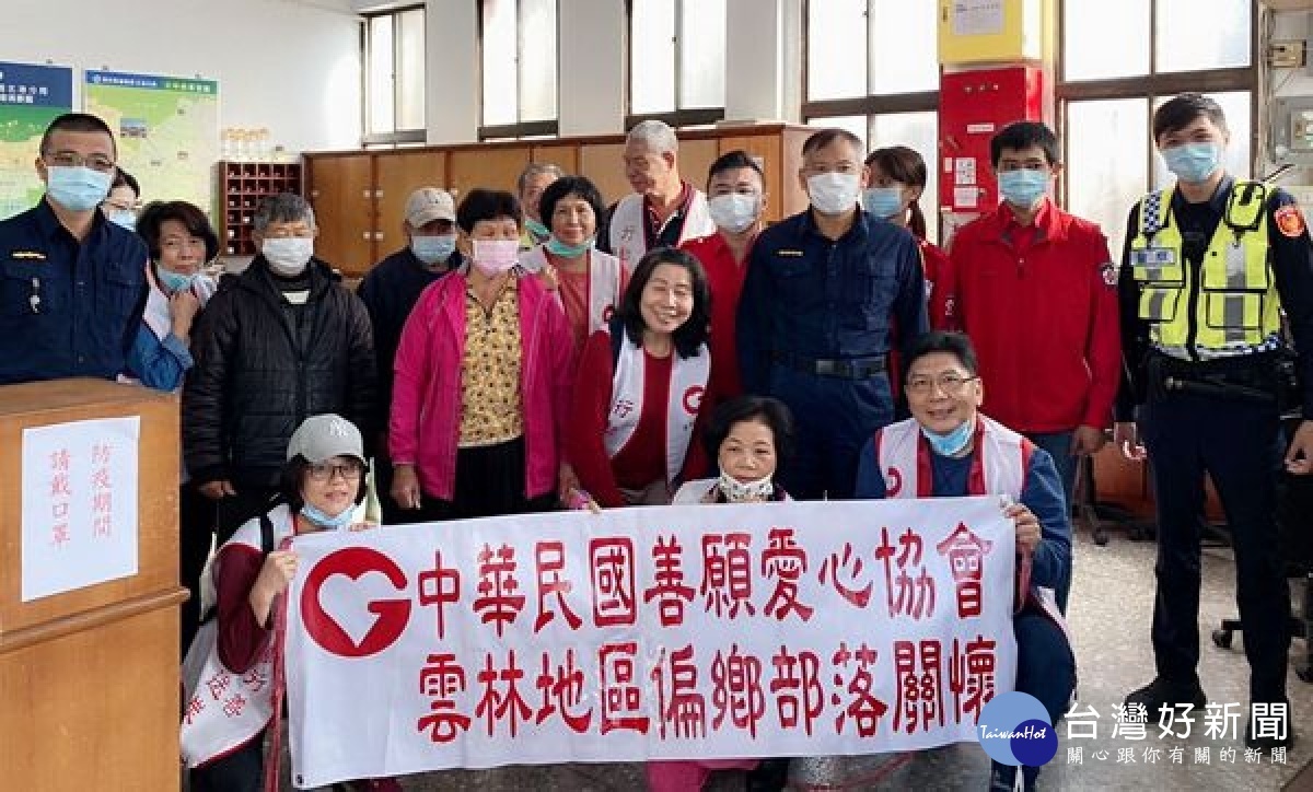 北港警分局結合善願愛心協會舉辦寒冬送暖關懷活動,發放救濟物資給轄區89戶弱勢邊緣戶,分局長顏偉丞到場關心弱勢朋友及感謝志工與員警協助。
