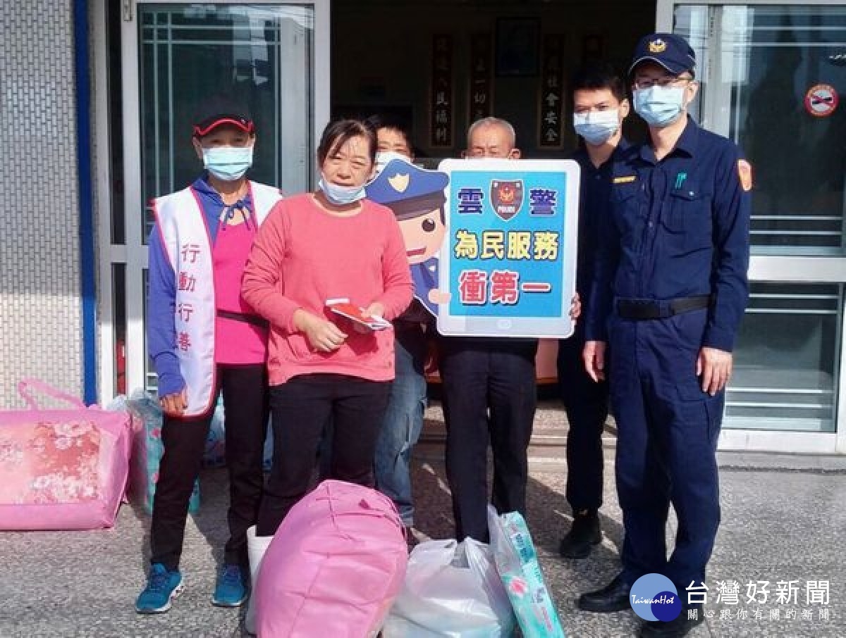 北港警分局結合善願愛心協會舉辦寒冬送暖關懷活動,發放救濟物資給轄區89戶弱勢邊緣戶,分局長顏偉丞到場關心弱勢朋友及感謝志工與員警協助。