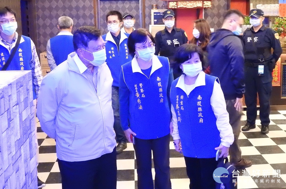 陳副縣長率稽查小組在5家業者宣導防疫。(縣府提供)