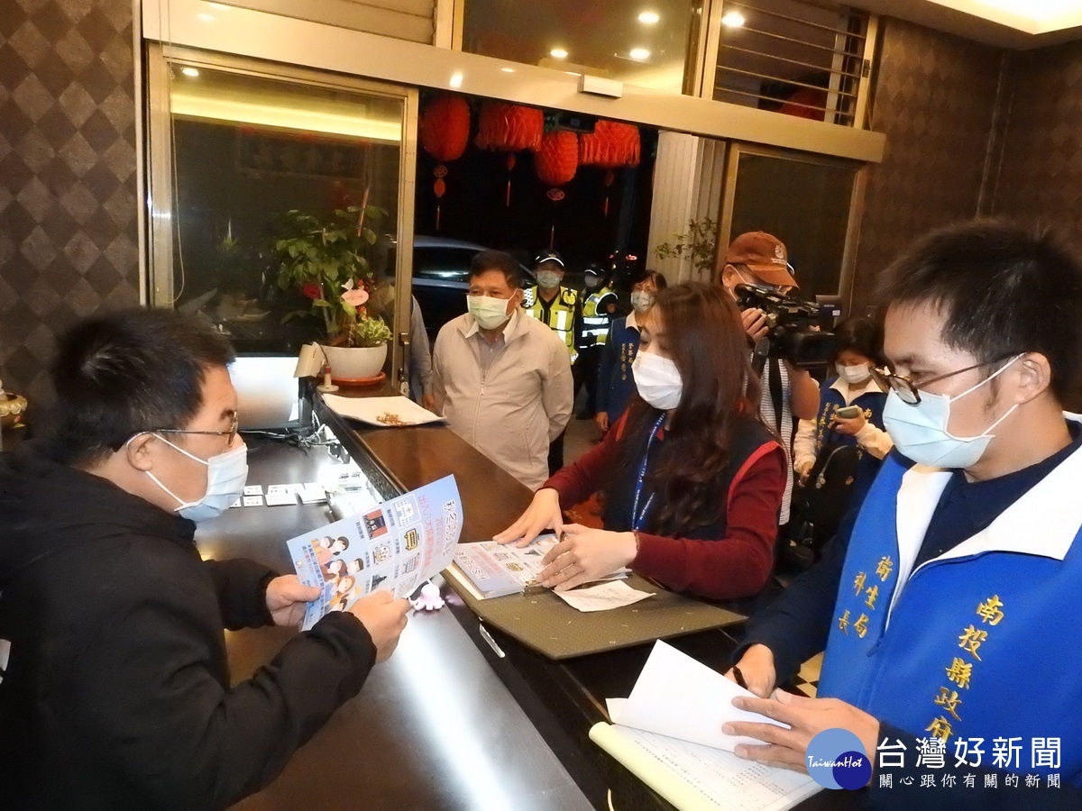 陳副縣長率稽查小組在5家業者宣導防疫。(縣府提供)