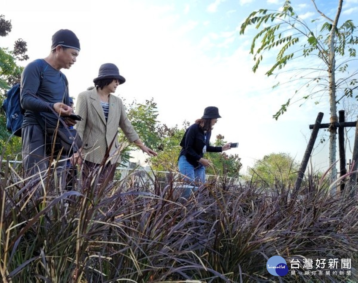 立委蘇治芬邀請五河局長、荒野保護協會專家及前鎮長張勝智等,與鄉親們一同討論北港溪河床到河岸未來的生態環境營造。(記者陳昭宗拍攝)