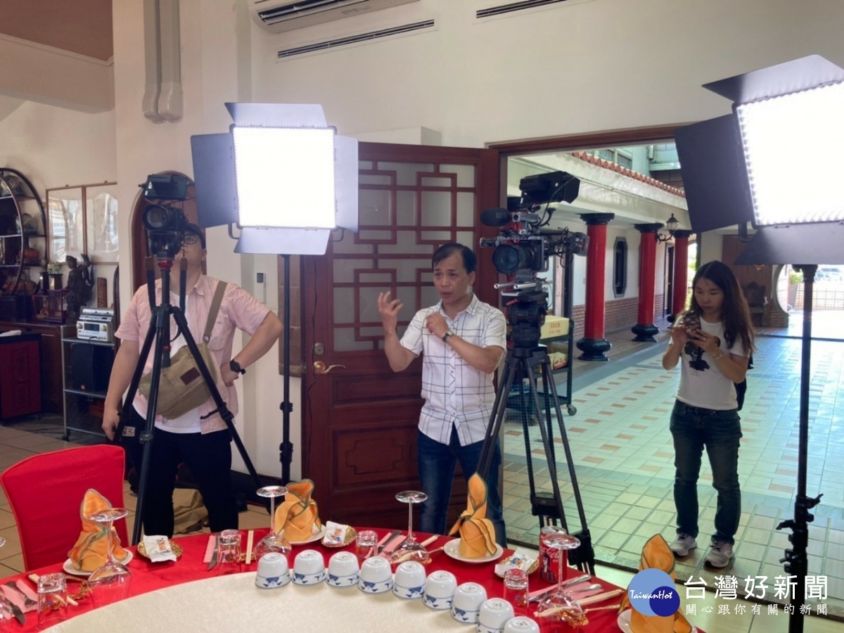游祈盛於「廣達香」企業專訪擔任導演側拍記錄。