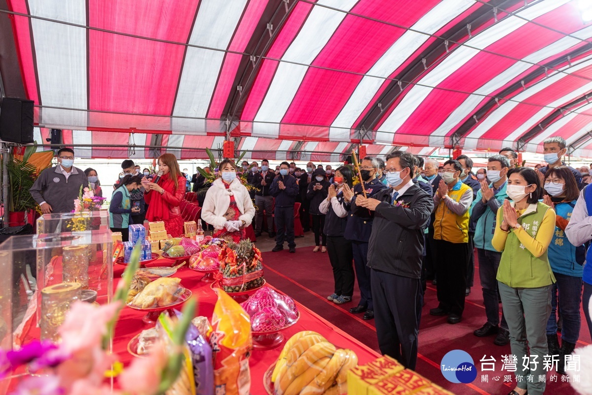 桃園市政府警察局蘆竹分局新建工開工，桃園市長鄭文燦與來賓們焚香祝禱工程平安順利。