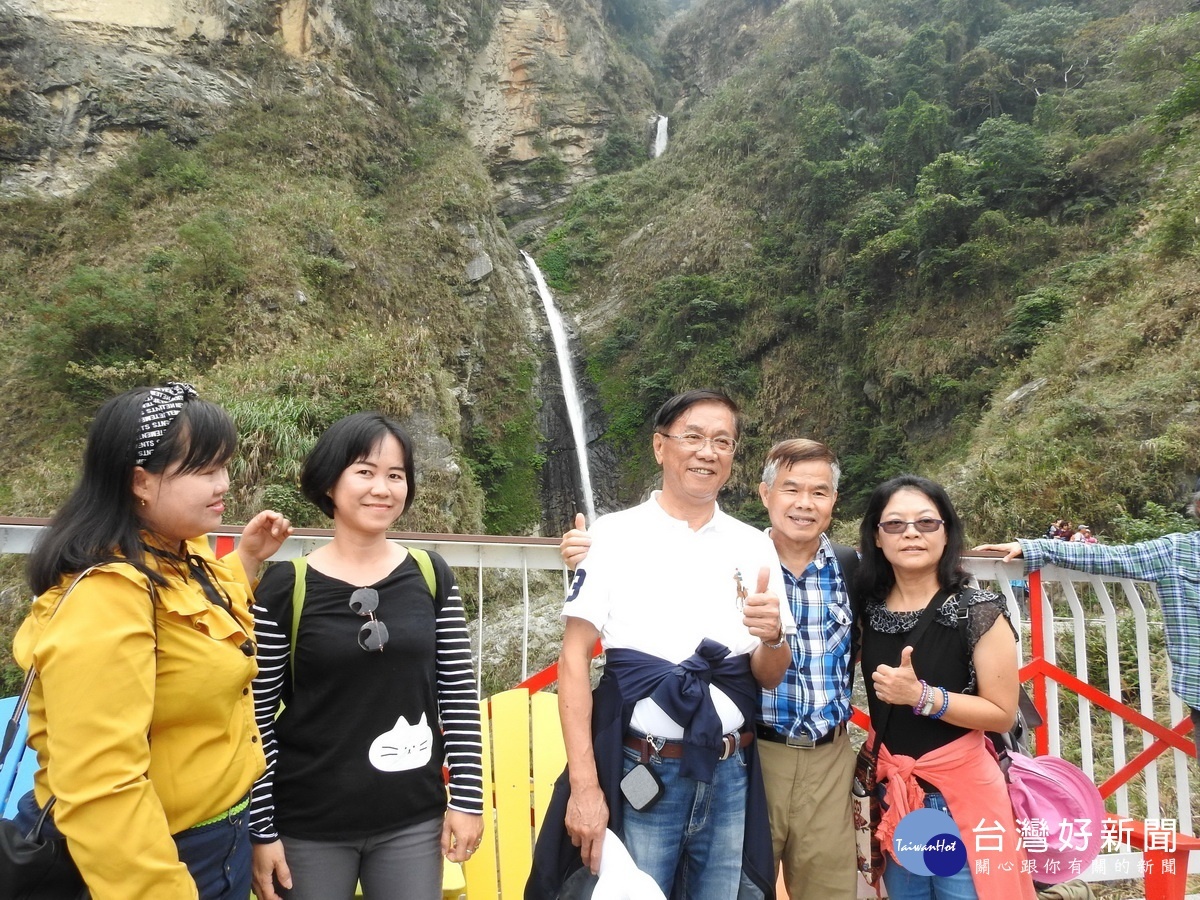 林縣長率領縣府員工健行途中,受到大批遊客歡迎問好還爭相拍照合影