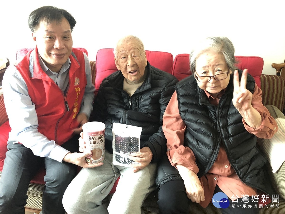 新北市榮服處陳重榮組長(左1)致贈新店區百歲張伯伯伉儷寒冬送暖物資