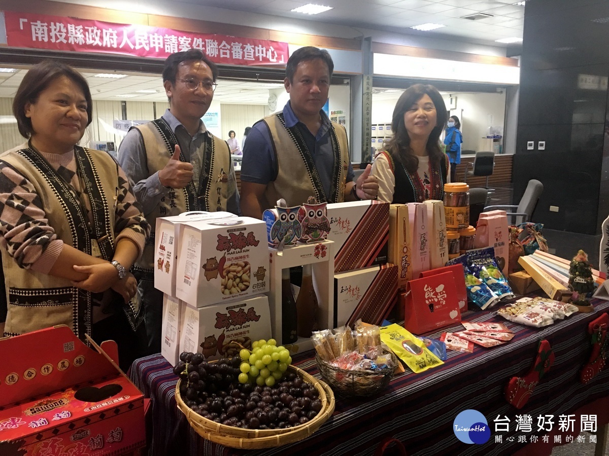 信義鄉長全志堅歡迎到信義賞梅櫻嚐葡萄。(記者扶小萍攝)