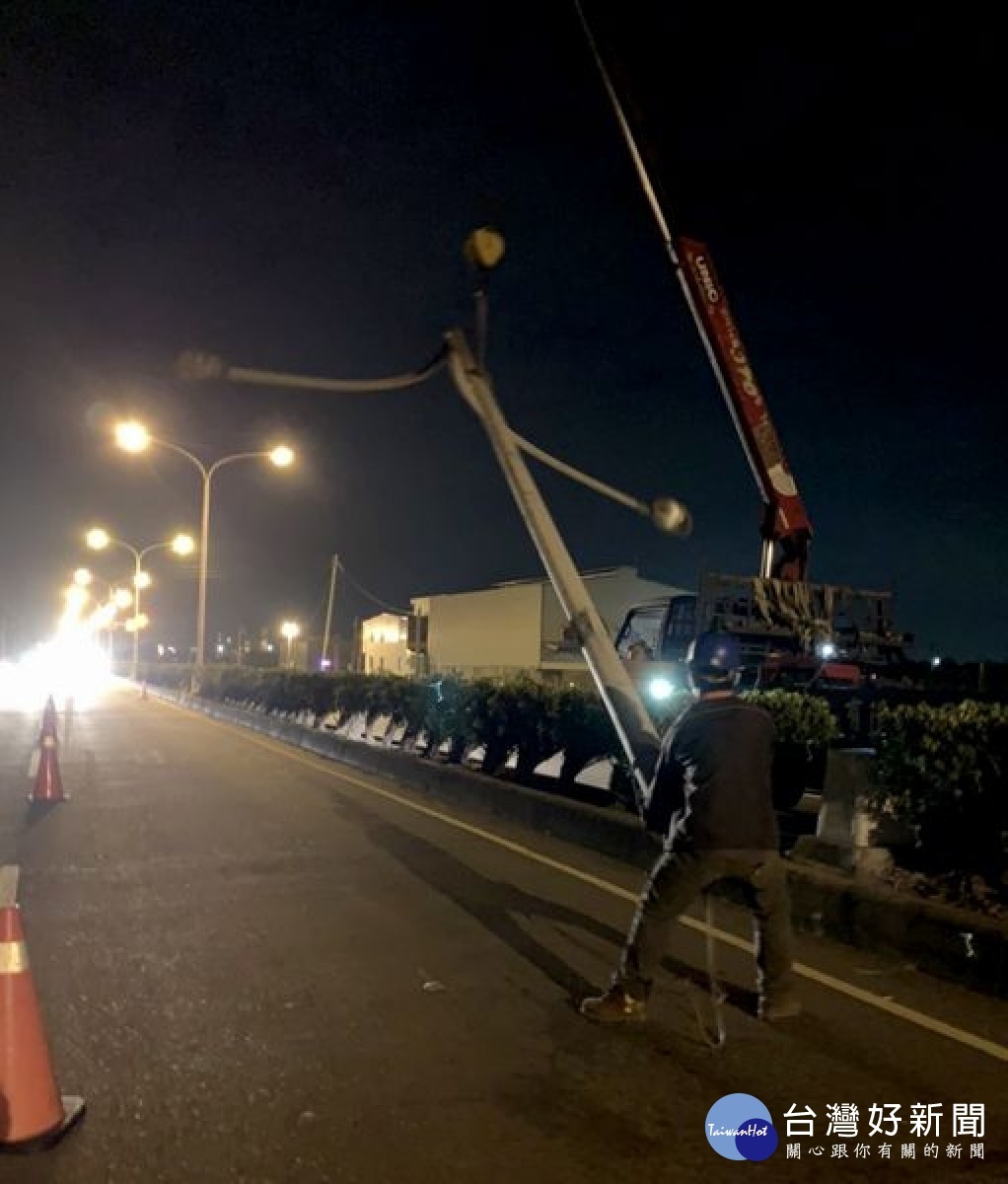麥寮警方獲報路間燈桿搖搖欲墜,立即趕赴現場交管警戒,並通知相關單位緊急進行修復,維護用路人安全。(