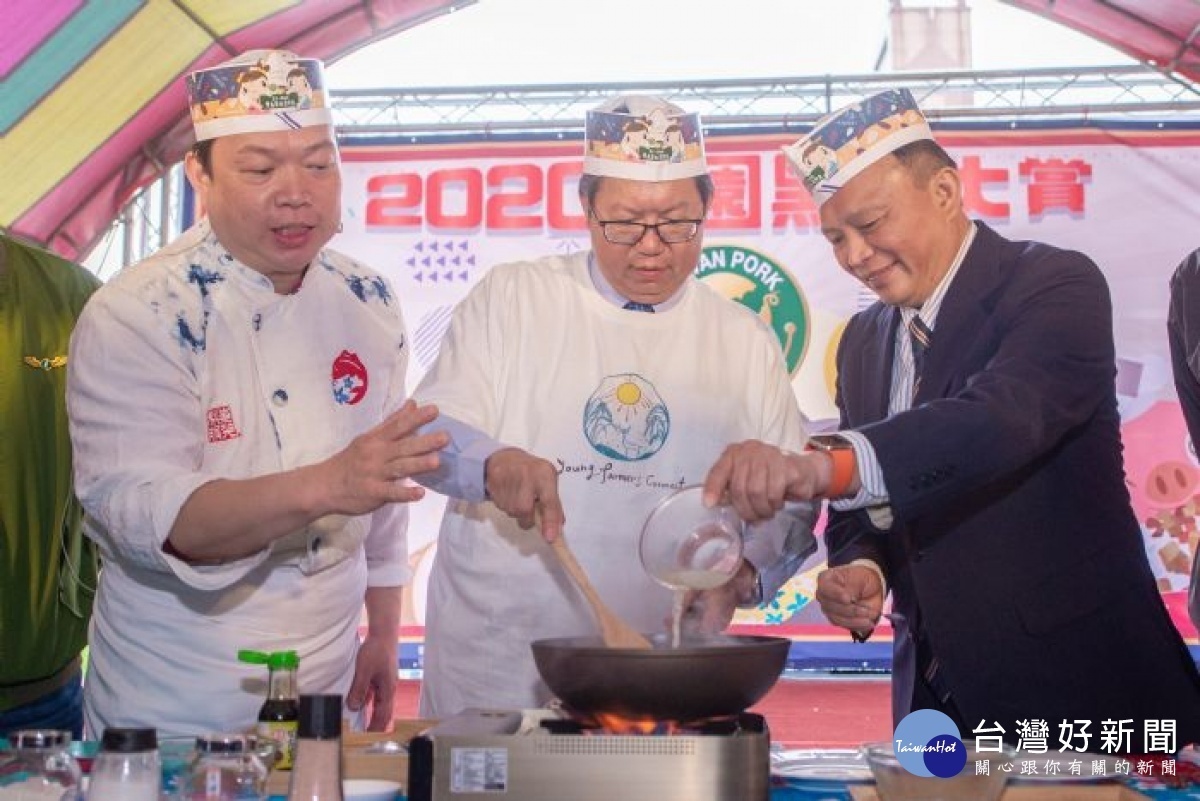 市長以黑豬肉為食材,與林聰賢董事長一起合作做出美味的客家小炒